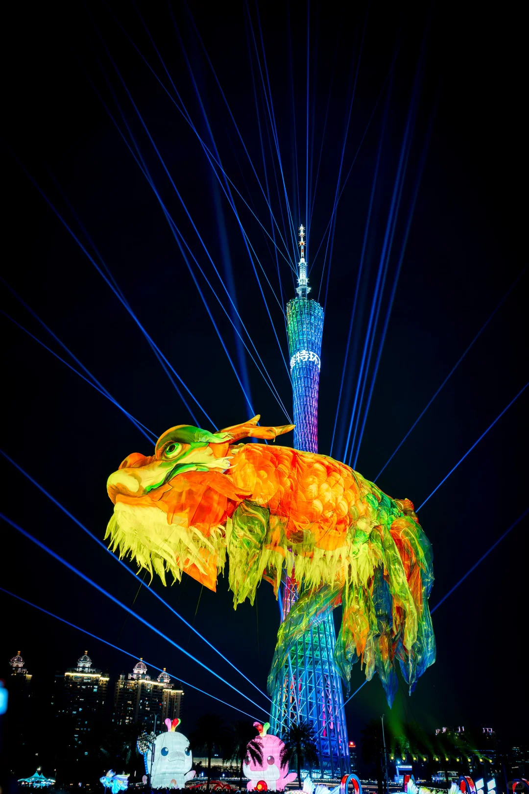 白天如瑞兽，夜晚似幻兽。广州灯光节鳌鱼超酷