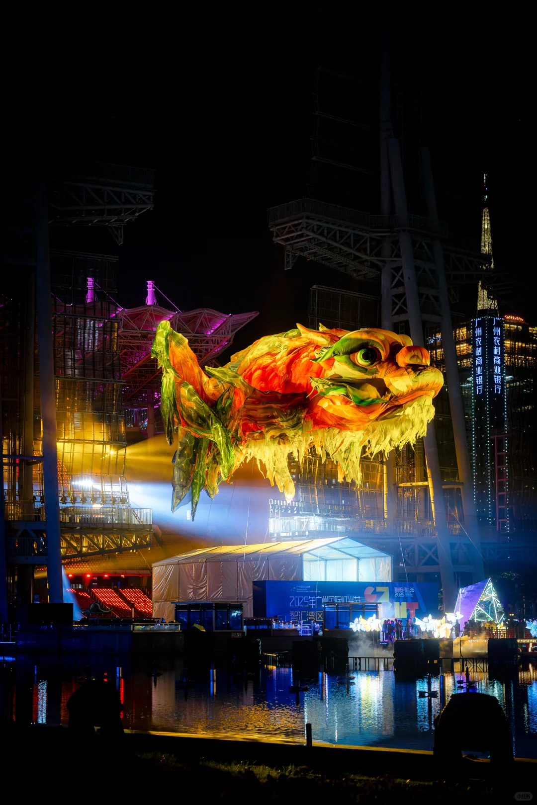 白天如瑞兽，夜晚似幻兽。广州灯光节鳌鱼超酷