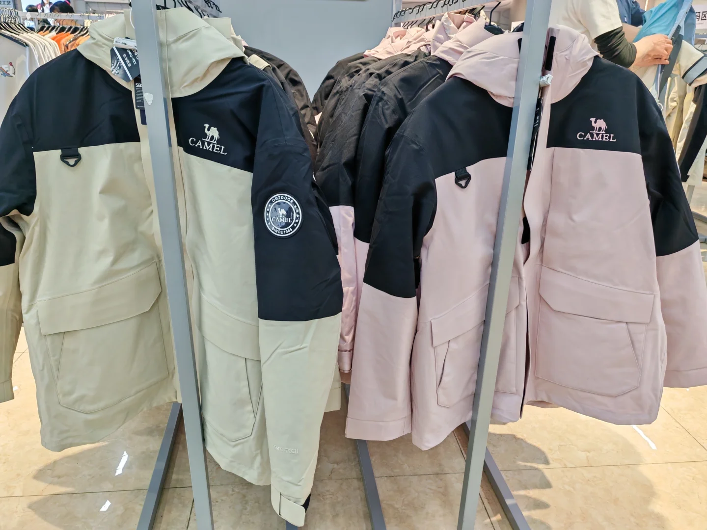 广州骆驼总部 冲锋衣 羽绒服 特价折扣