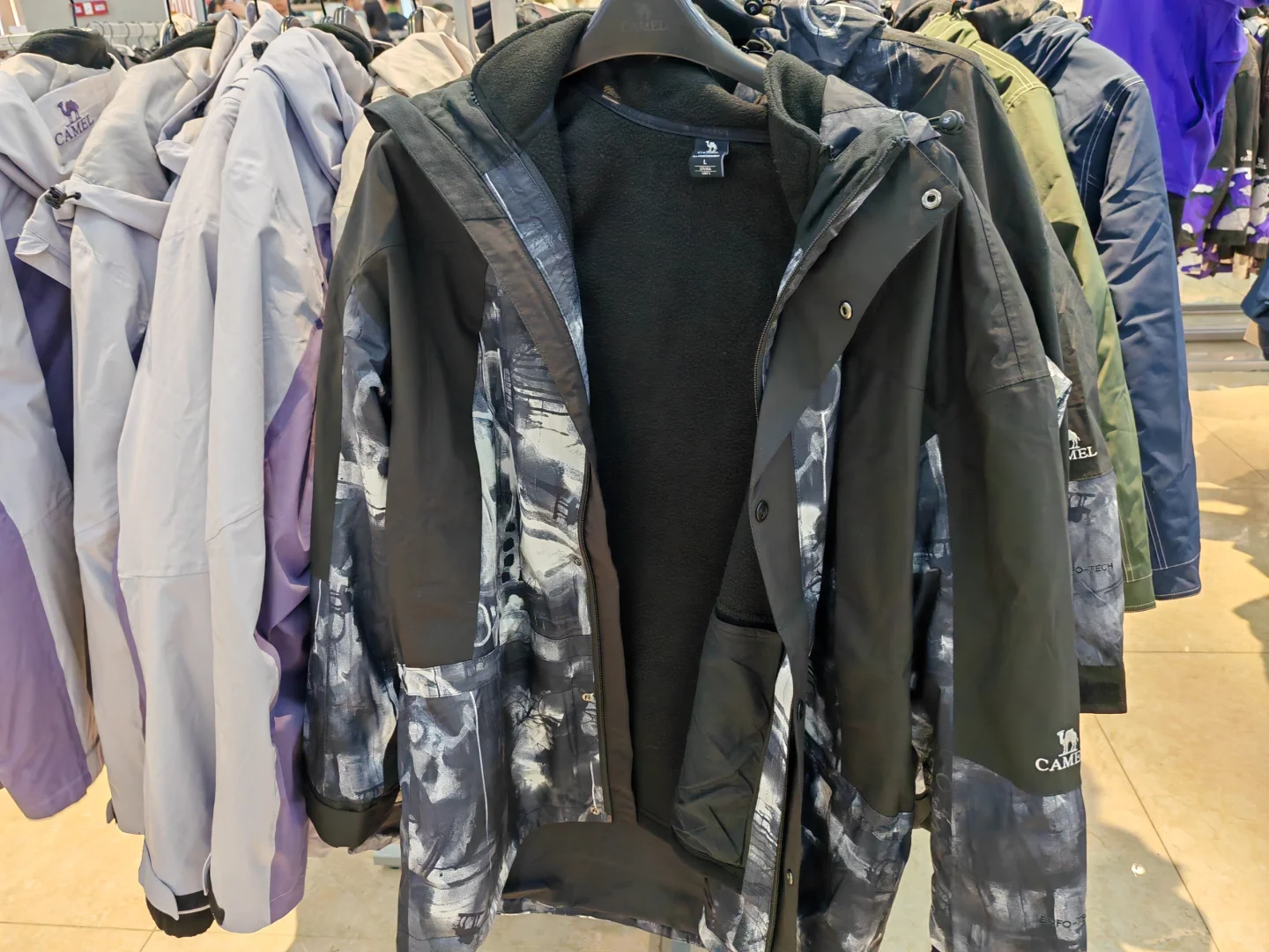 广州骆驼总部 冲锋衣 羽绒服 特价折扣