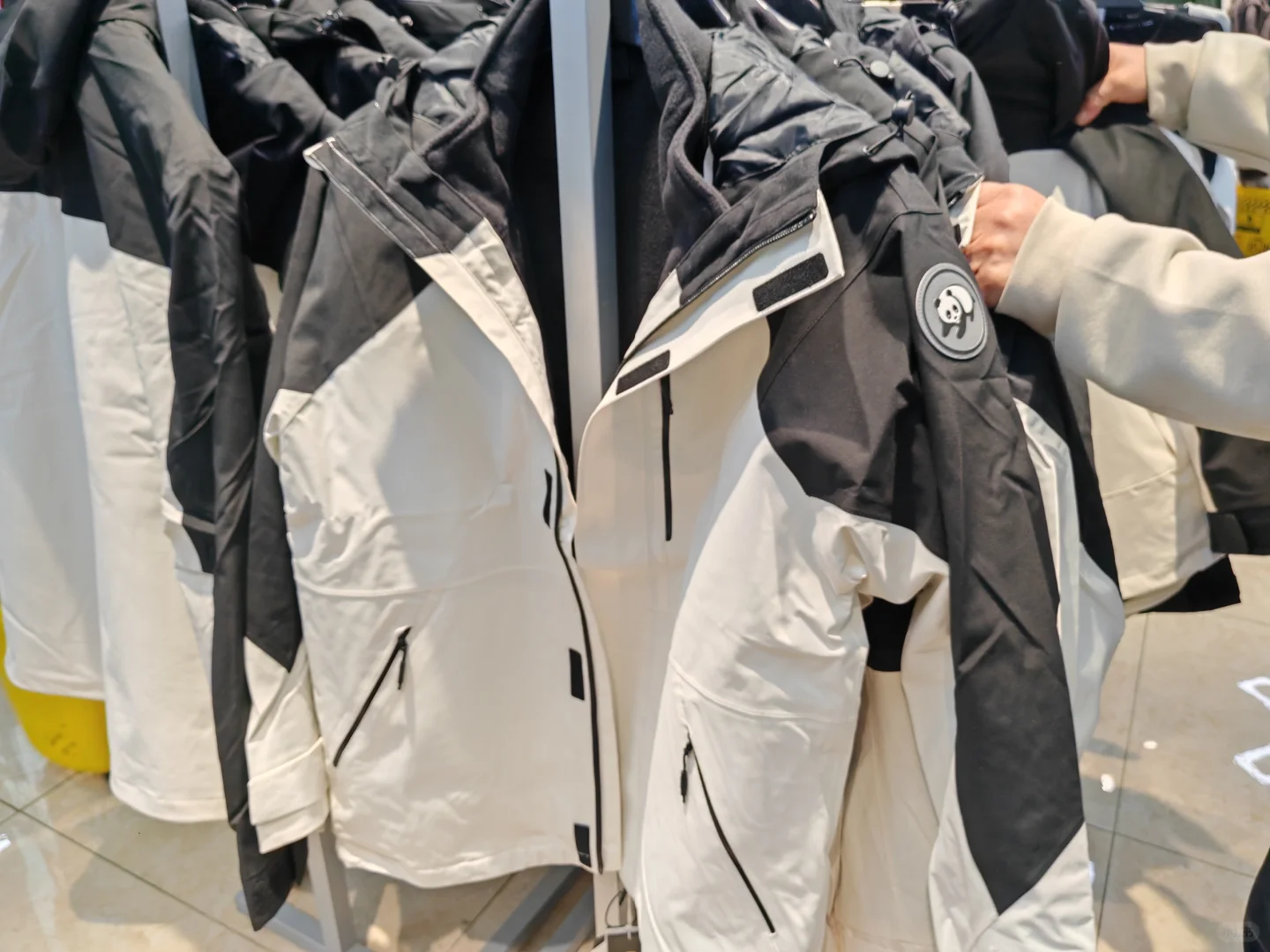 广州骆驼总部 冲锋衣 羽绒服 特价折扣