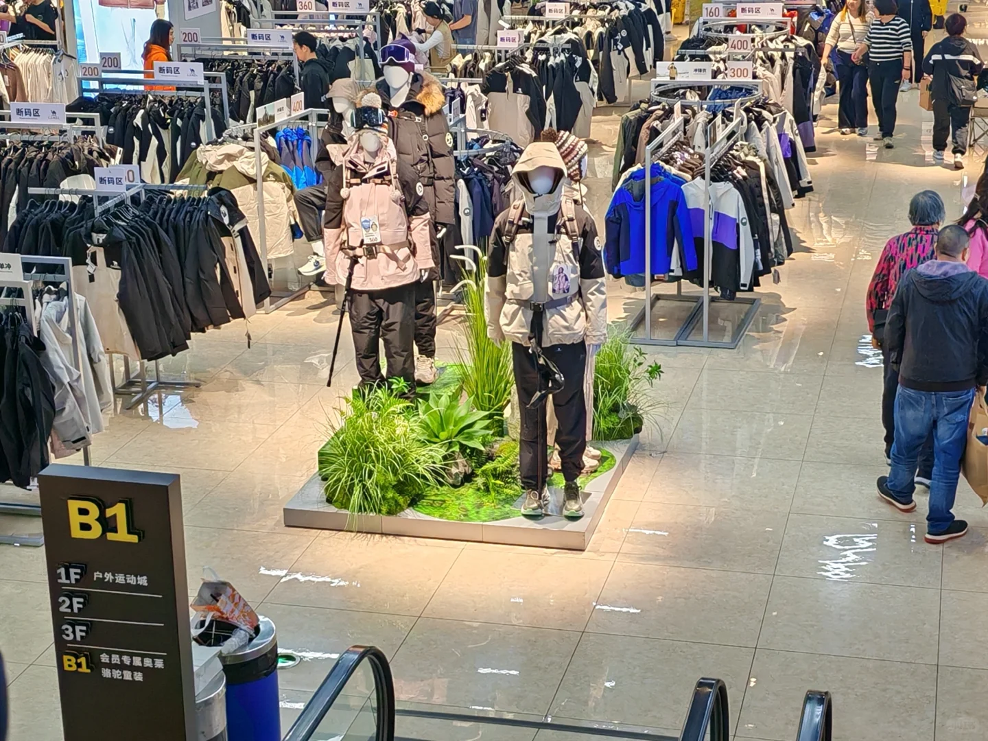 广州骆驼总部 冲锋衣 羽绒服 特价折扣