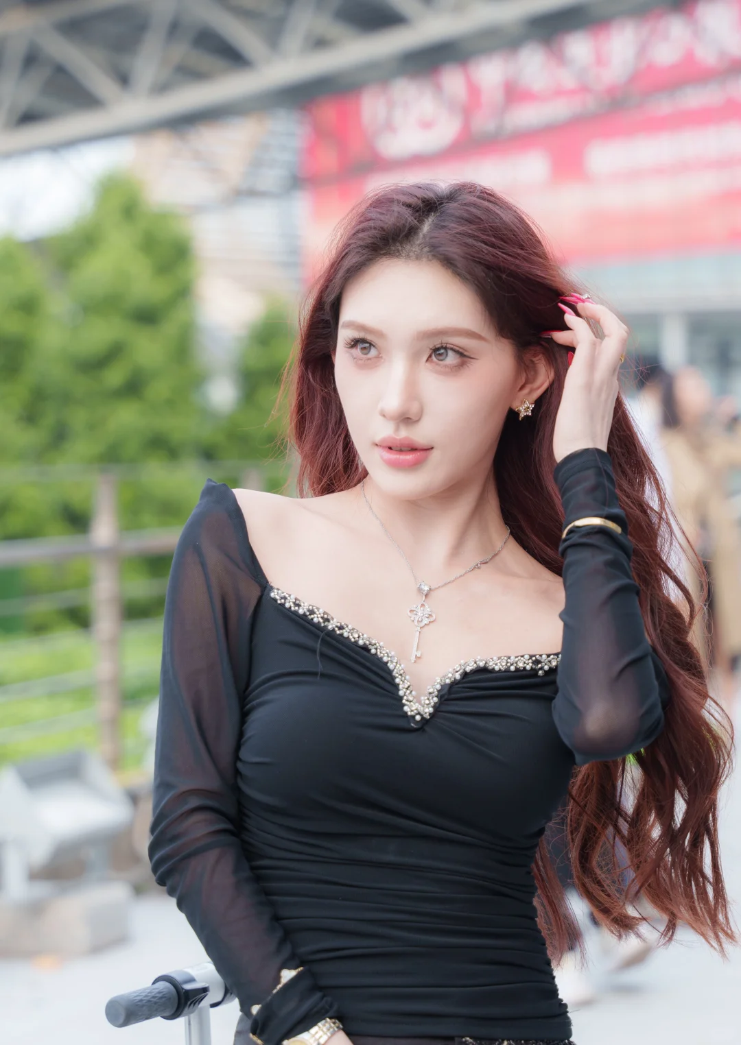 广州车展模特，场外比场内精彩