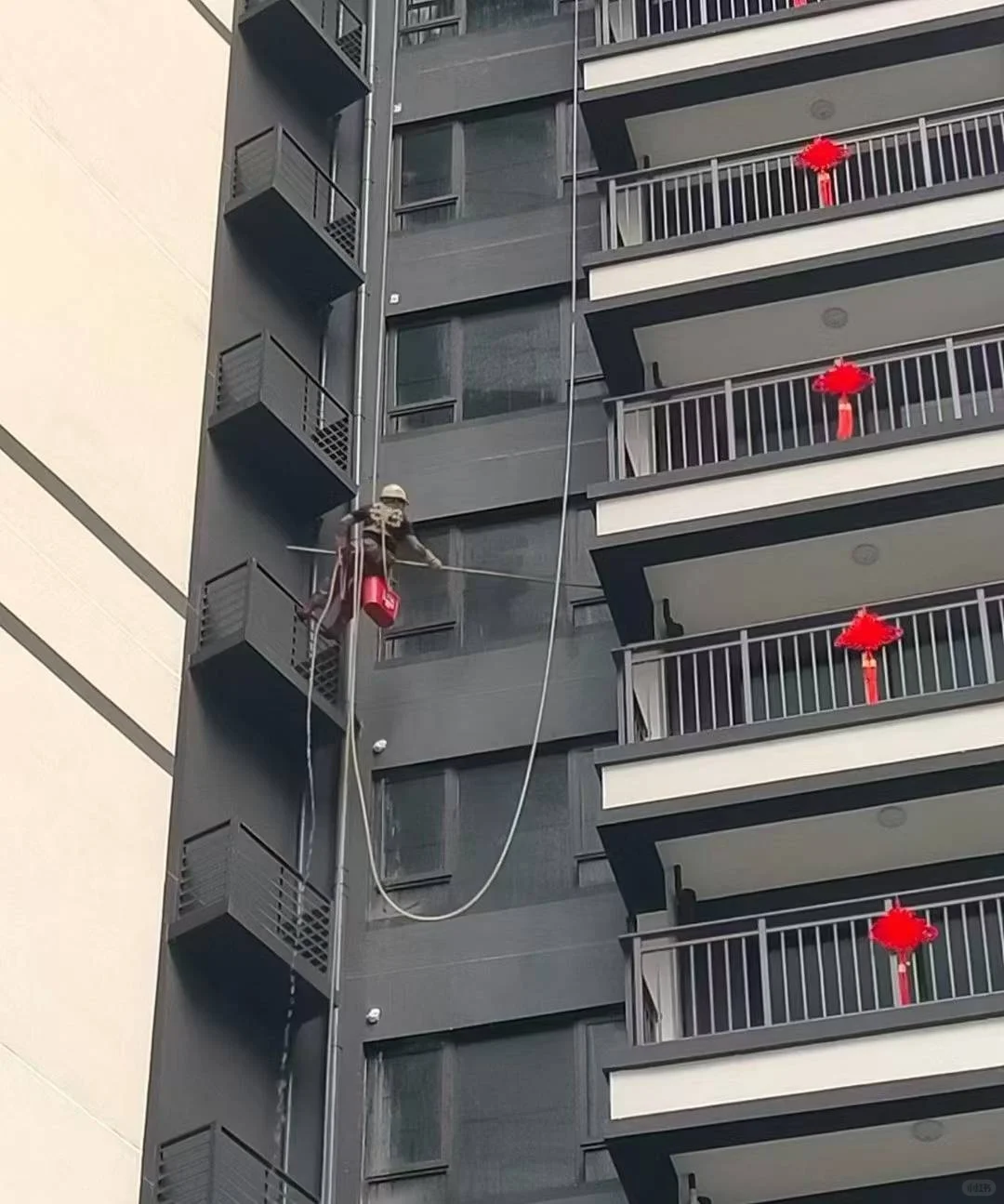 东莞医院高空幕墙清洗流程