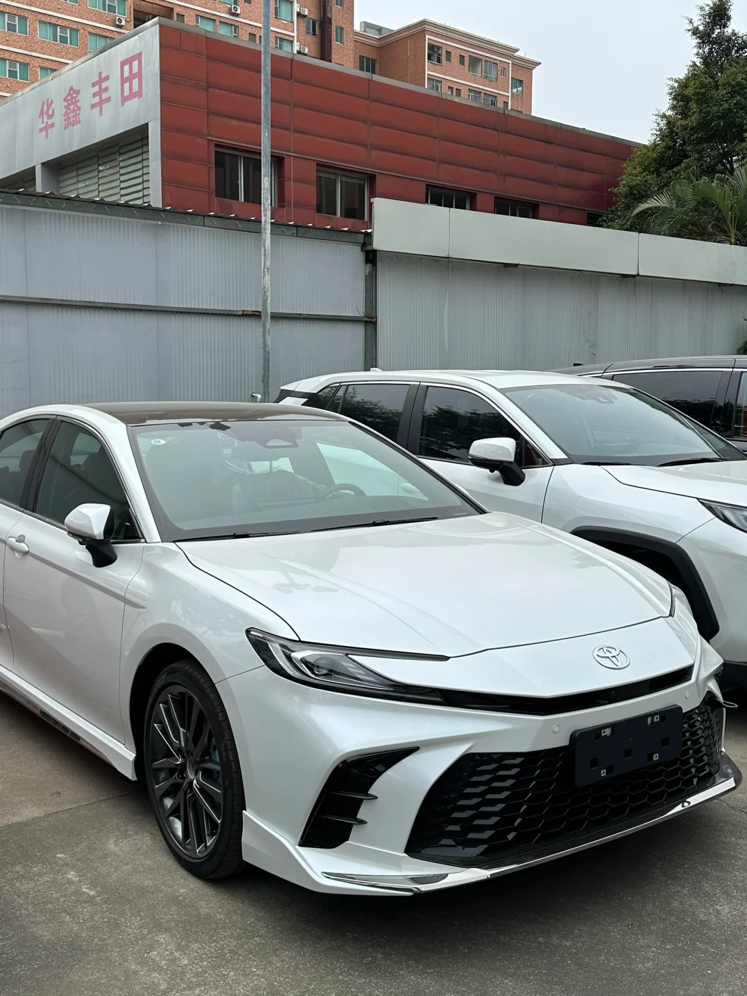 坐标东莞凯美瑞漂亮价13.xxW，冲量仅3台现车