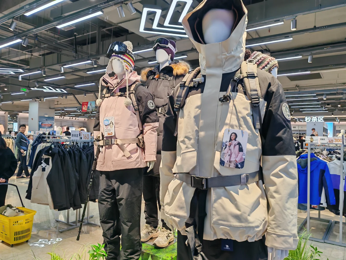 广州骆驼总部 冲锋衣 羽绒服 特价折扣