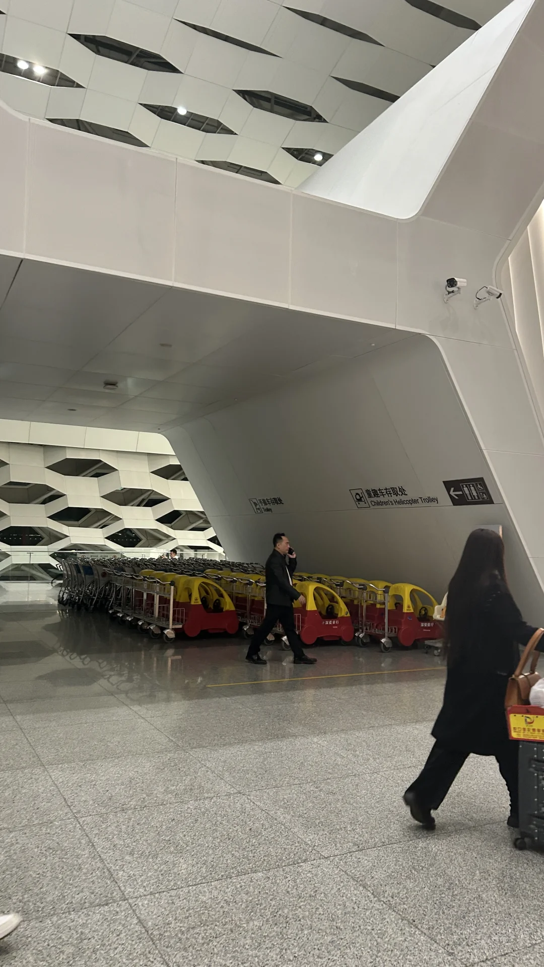 深圳宝安机场，一走一个不吱声