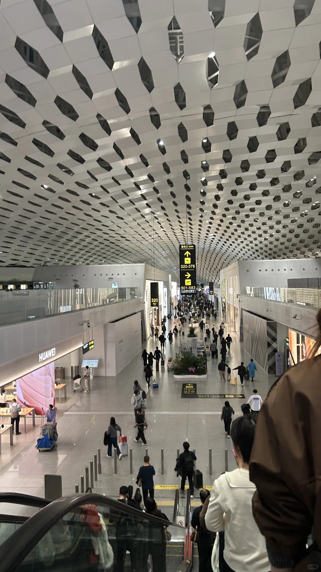 深圳宝安机场，一走一个不吱声