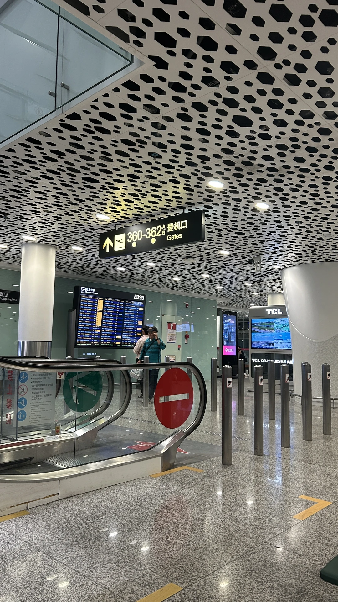 深圳宝安机场，一走一个不吱声