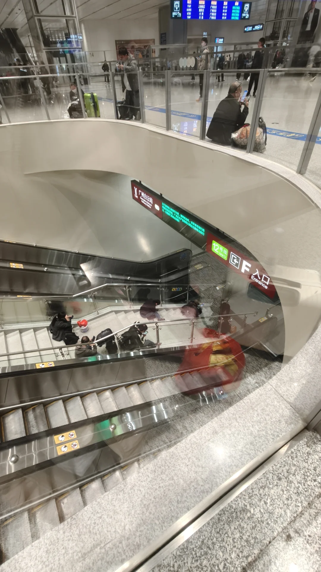 凌晨5点抵达广州火车站，感觉自己像逃难的