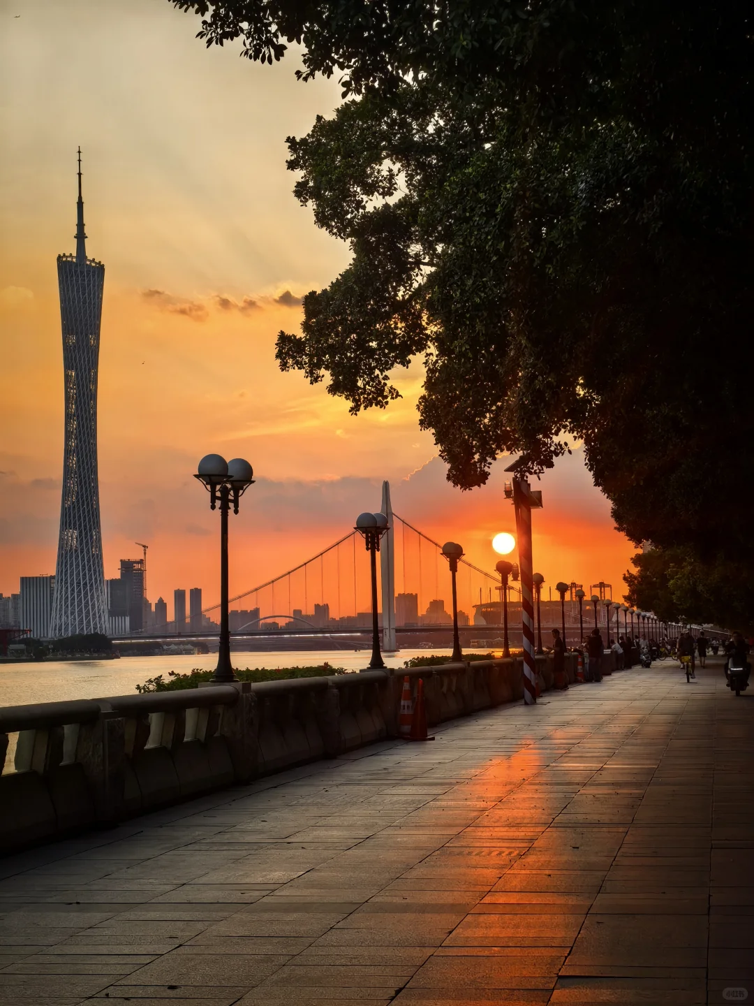 夕阳下的珠江边🌅