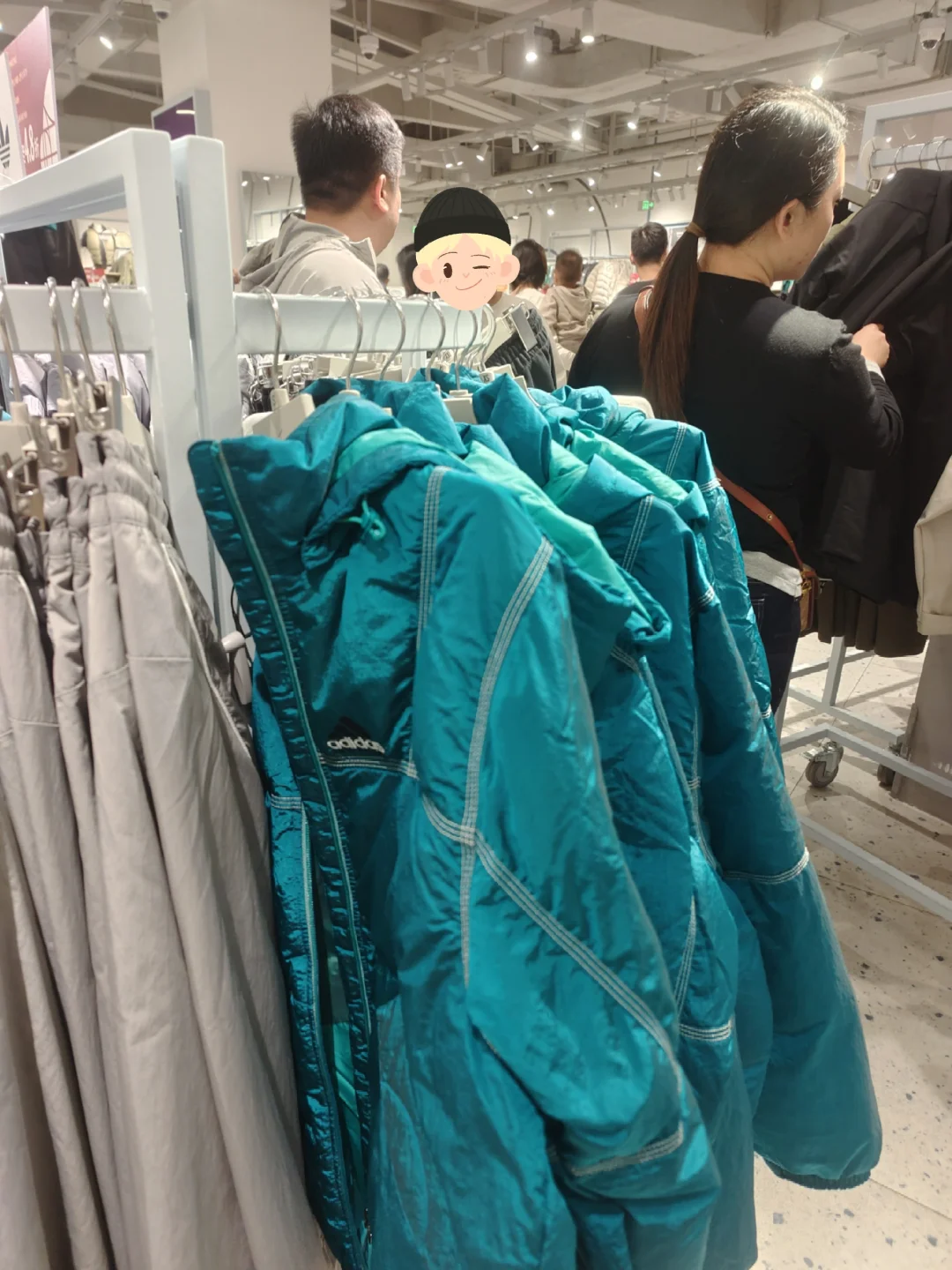 广州万国奥特莱斯实录！人多到像在 “抢”