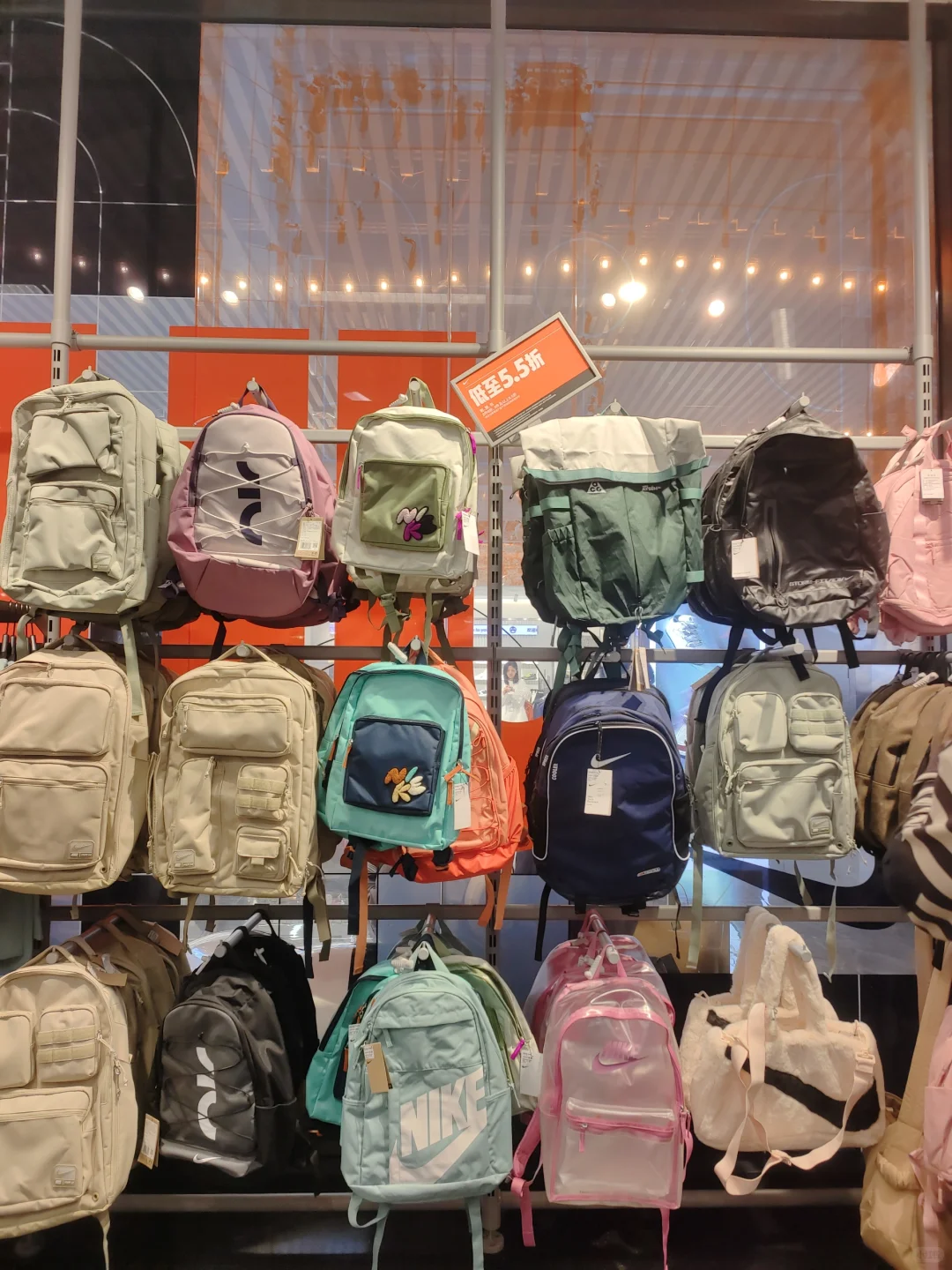 广州万国奥特莱斯实录！人多到像在 “抢”