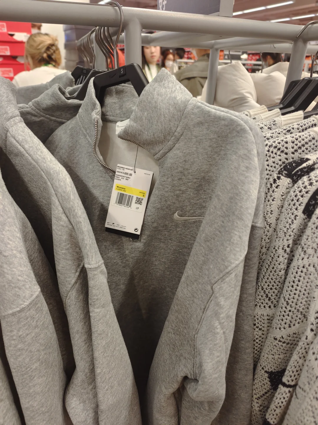 广州万国奥特莱斯实录！人多到像在 “抢”