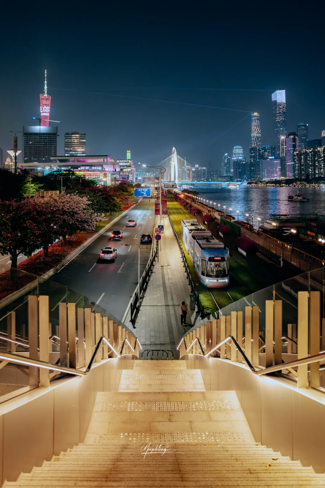 一路繁华！有轨电车穿梭于广州的顶级夜景中