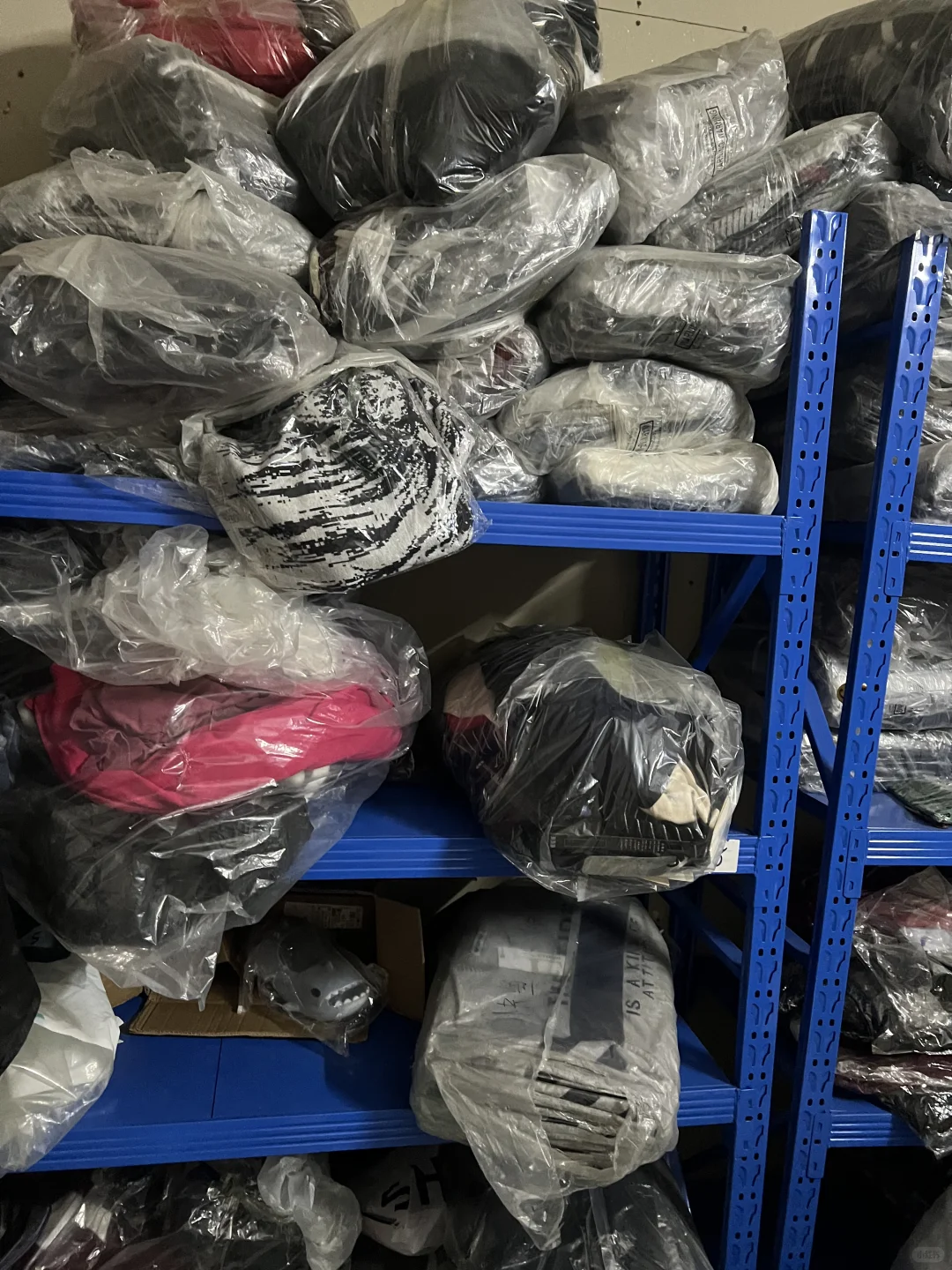 东莞一男子替人生产衣服，客户跑路。