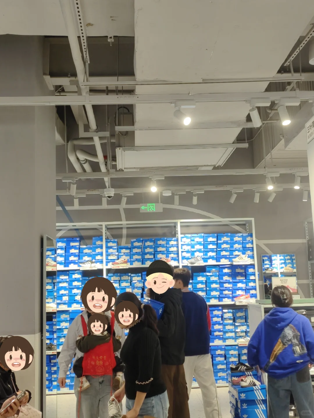 广州万国奥特莱斯实录！人多到像在 “抢”