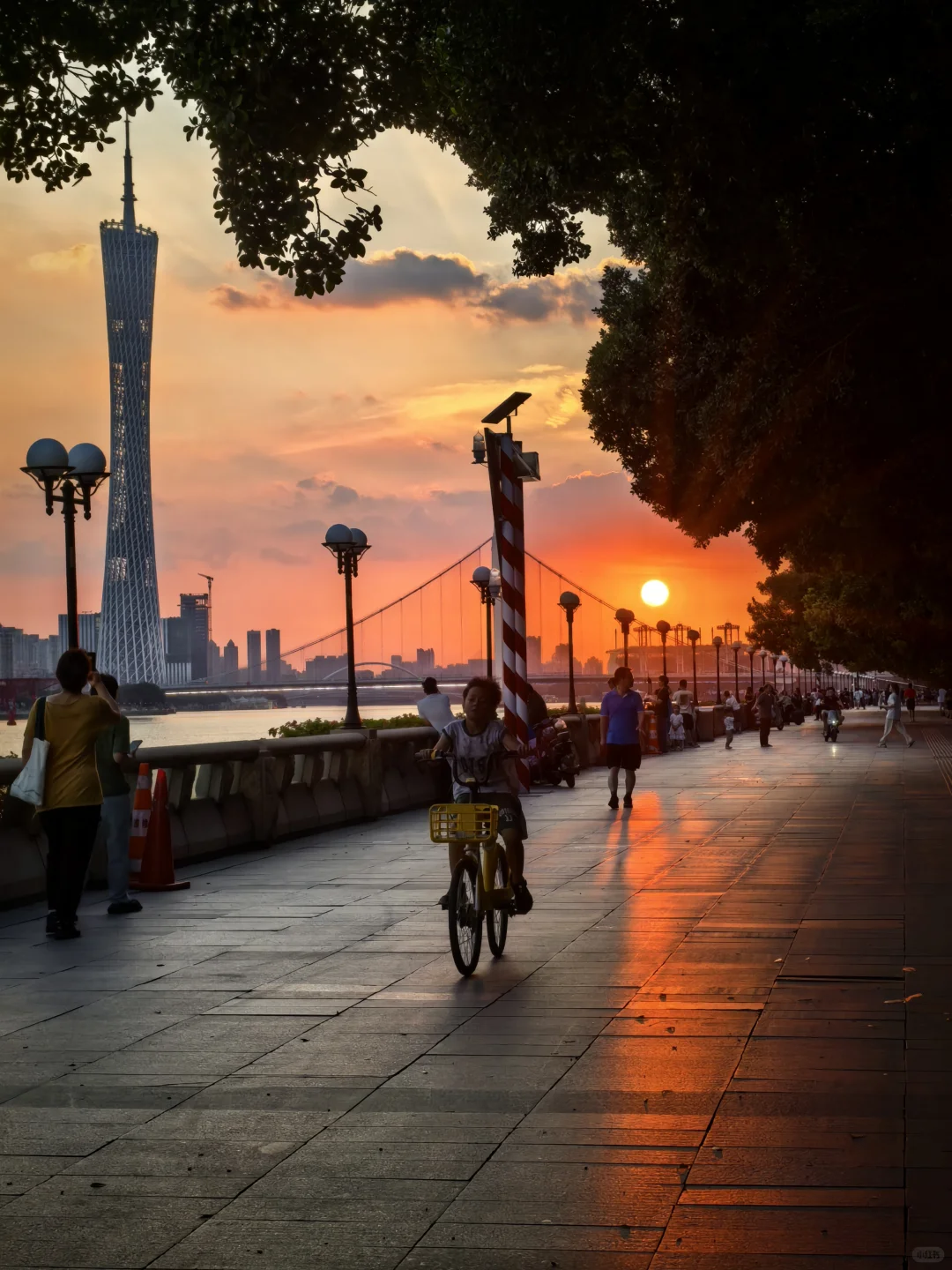 夕阳下的珠江边🌅