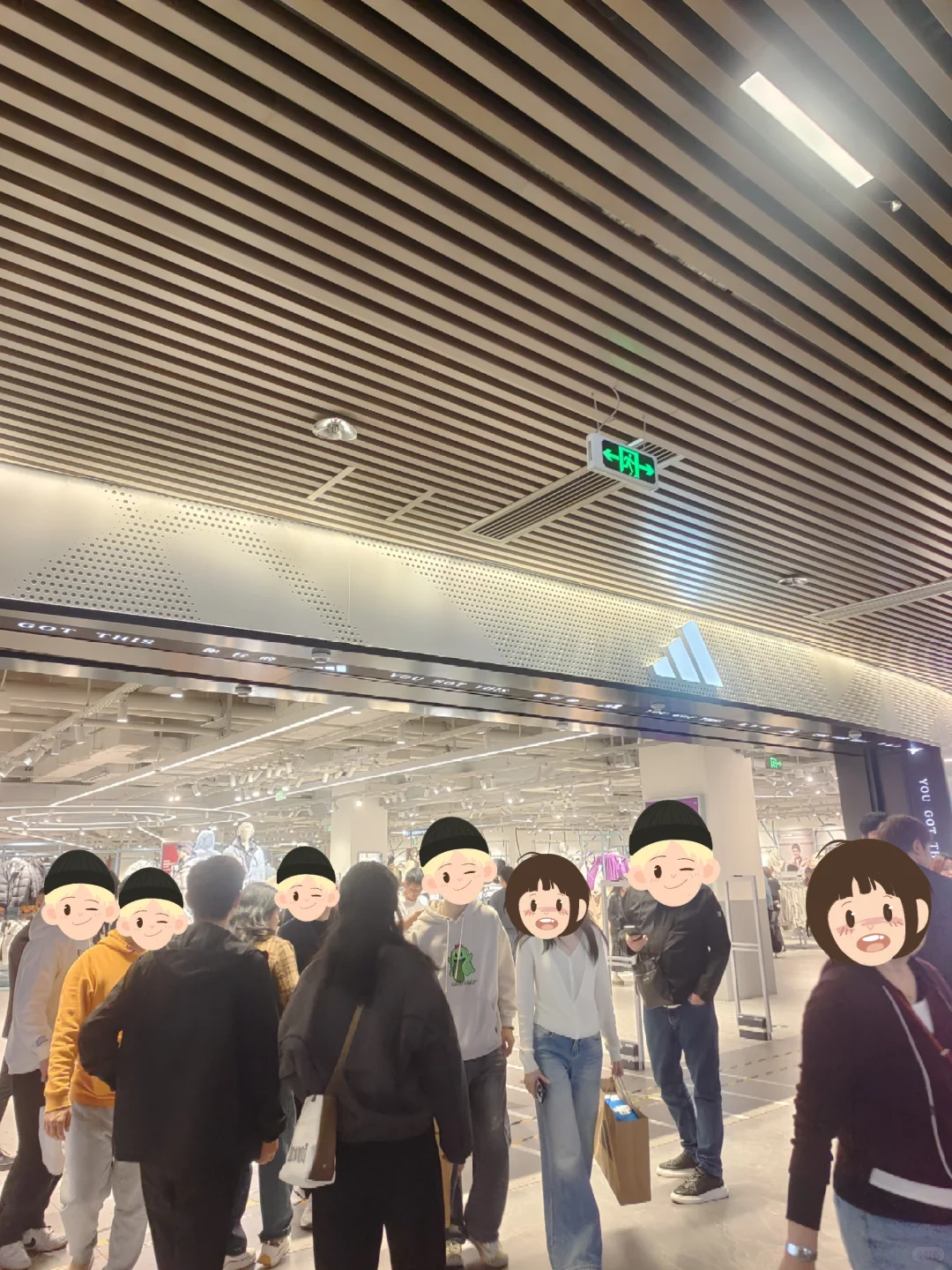 广州万国奥特莱斯实录！人多到像在 “抢”