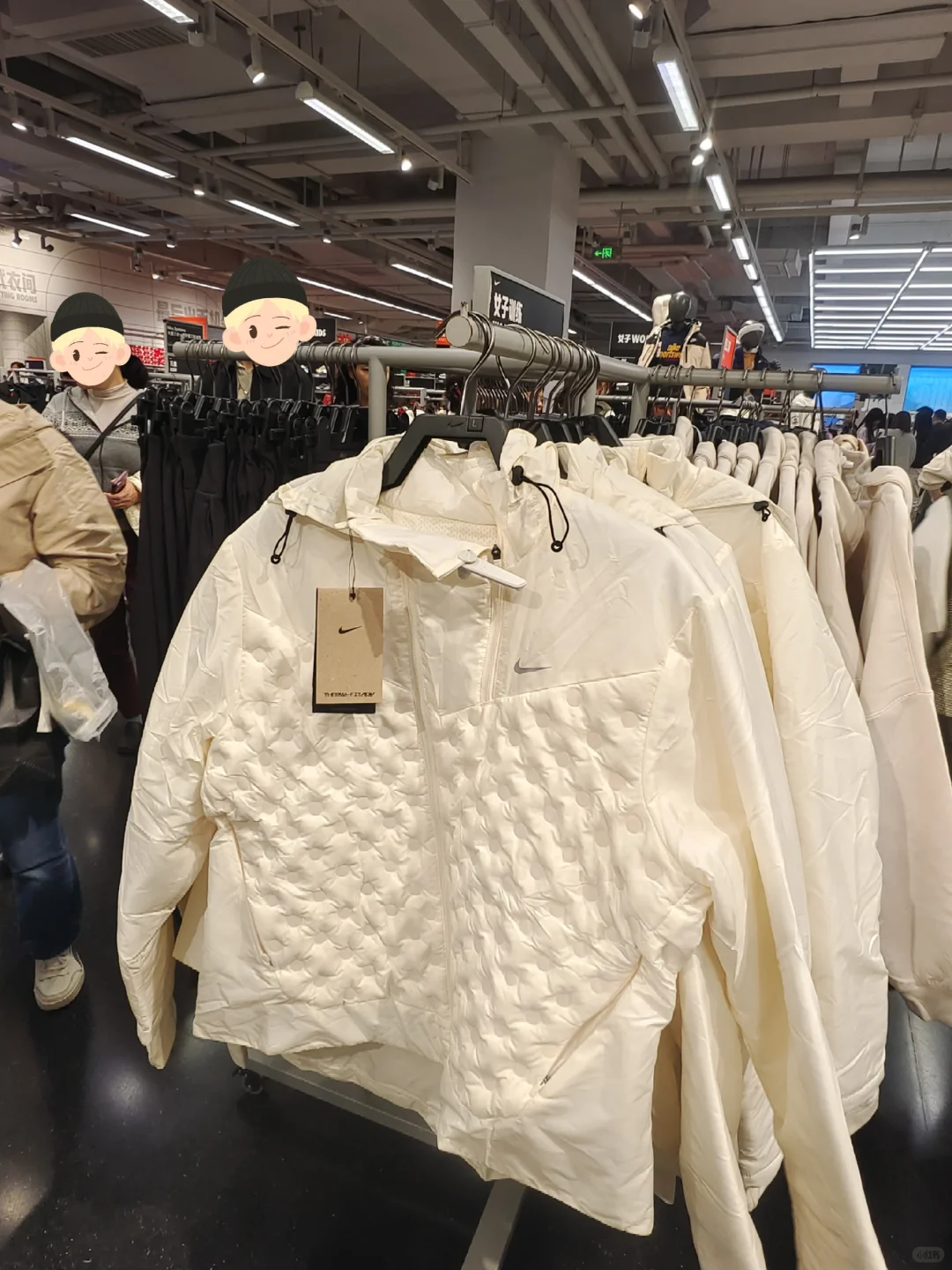 广州万国奥特莱斯实录！人多到像在 “抢”