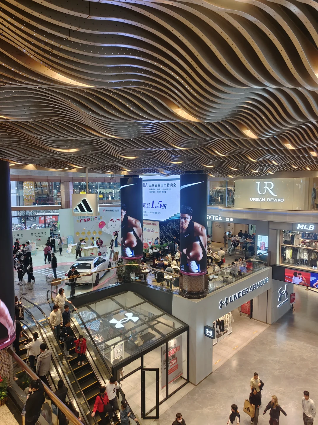 广州万国奥特莱斯实录！人多到像在 “抢”