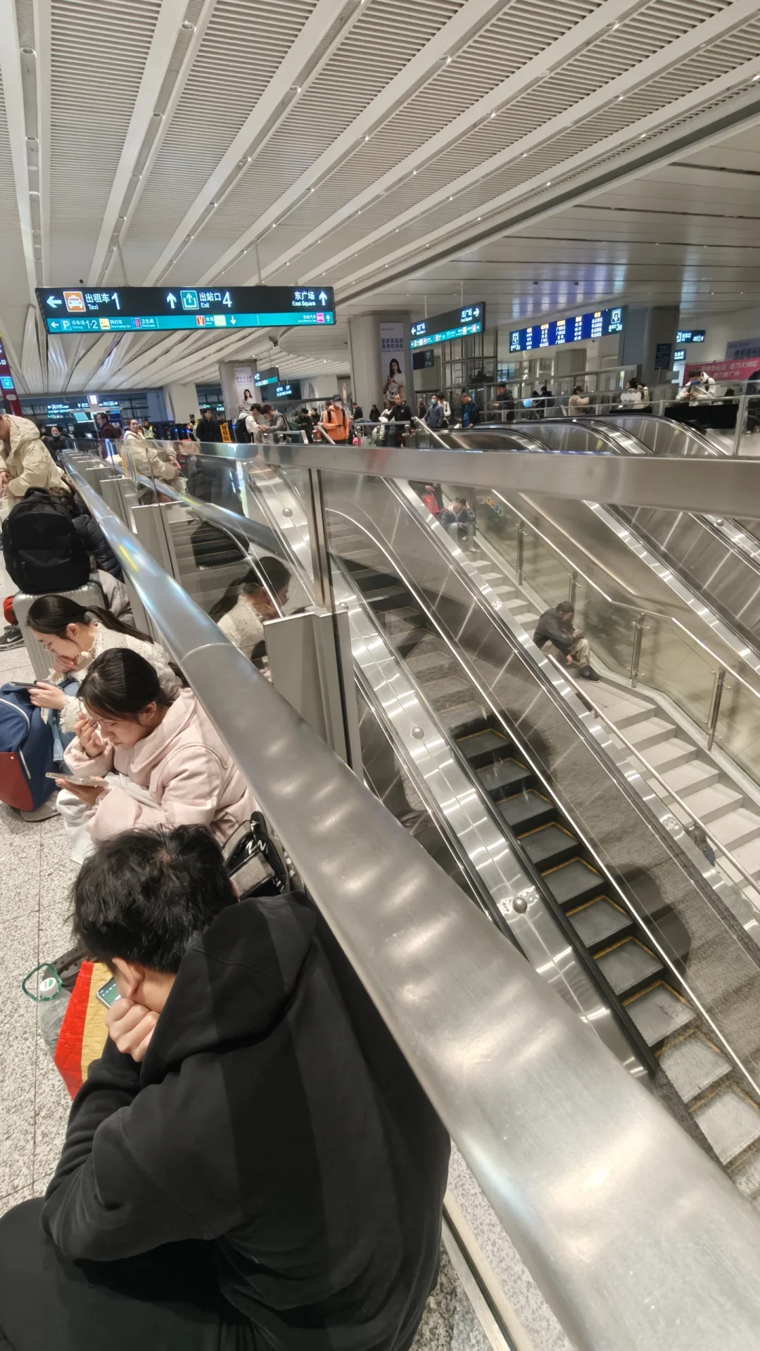 凌晨5点抵达广州火车站，感觉自己像逃难的