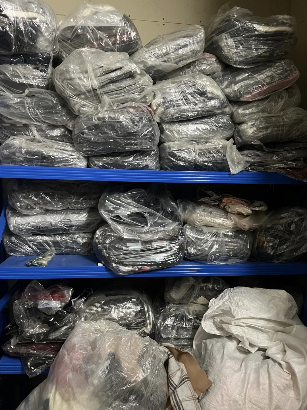 东莞一男子替人生产衣服，客户跑路。