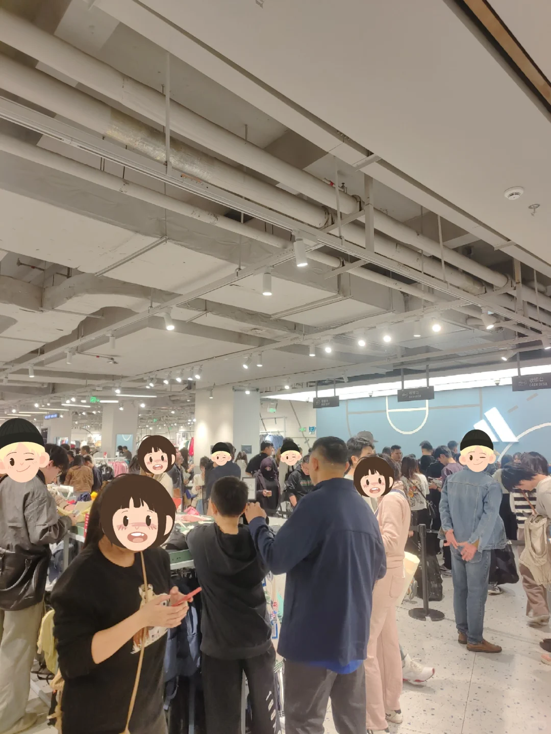 广州万国奥特莱斯实录！人多到像在 “抢”