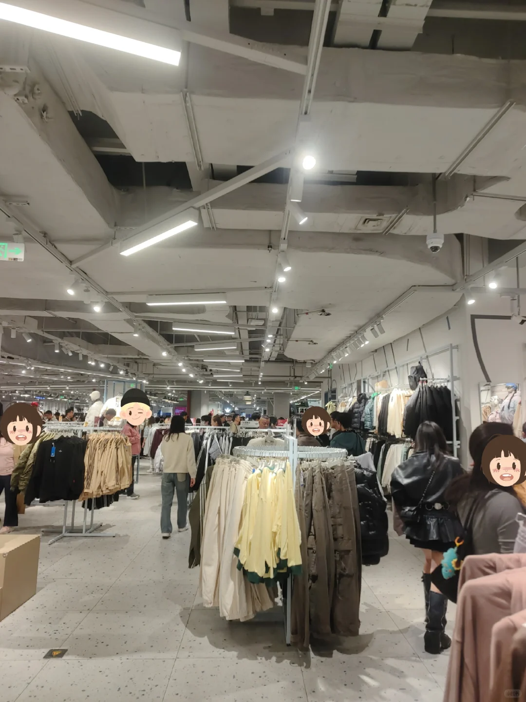 广州万国奥特莱斯实录！人多到像在 “抢”