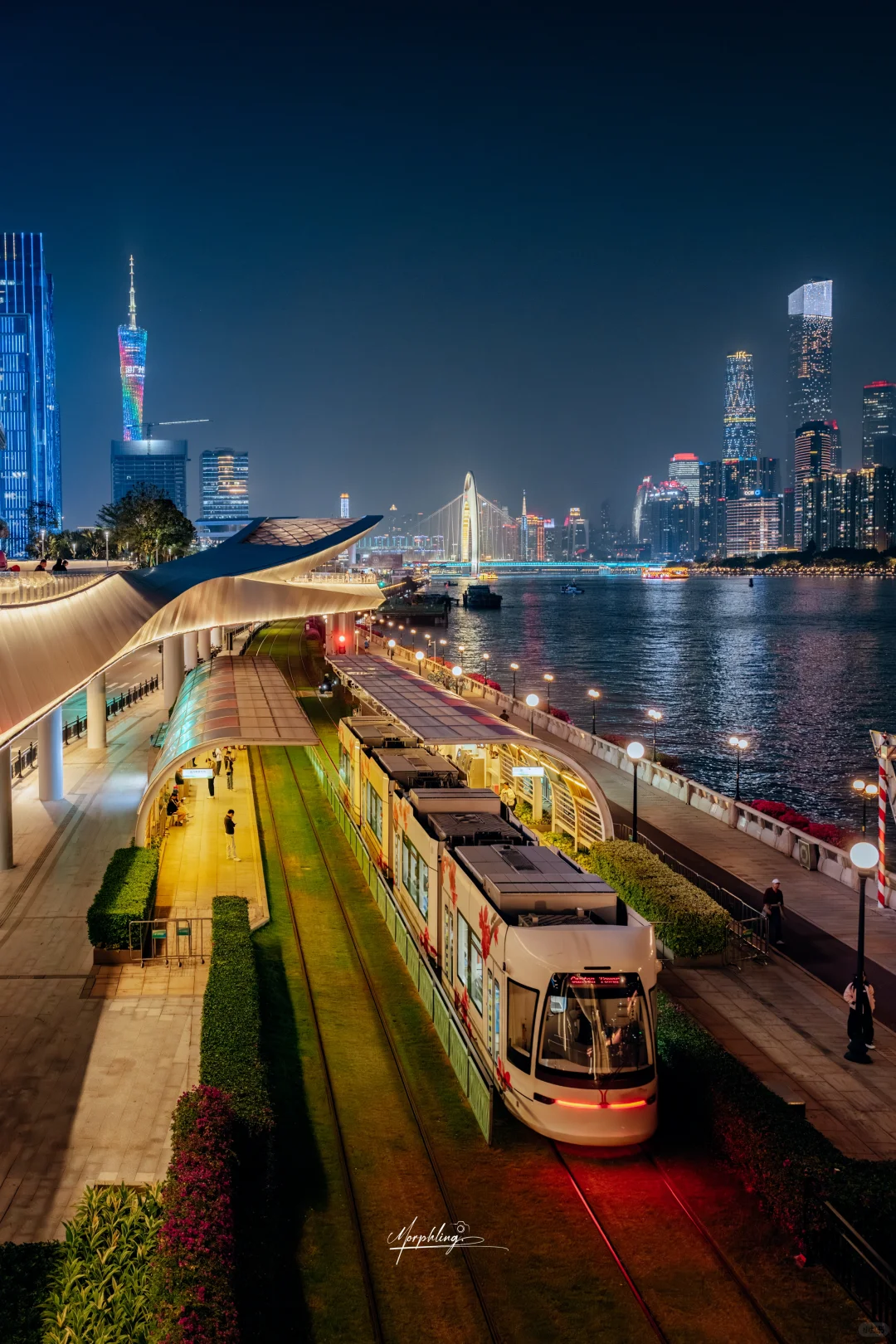 一路繁华！有轨电车穿梭于广州的顶级夜景中