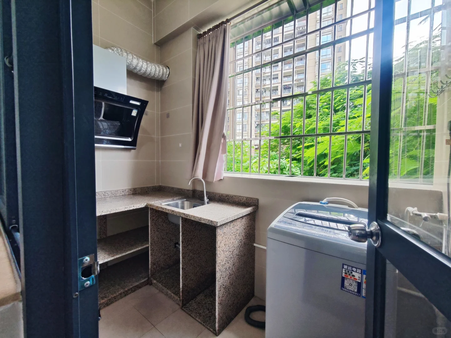 东莞汇峰中心附近豪华一房一厅1398