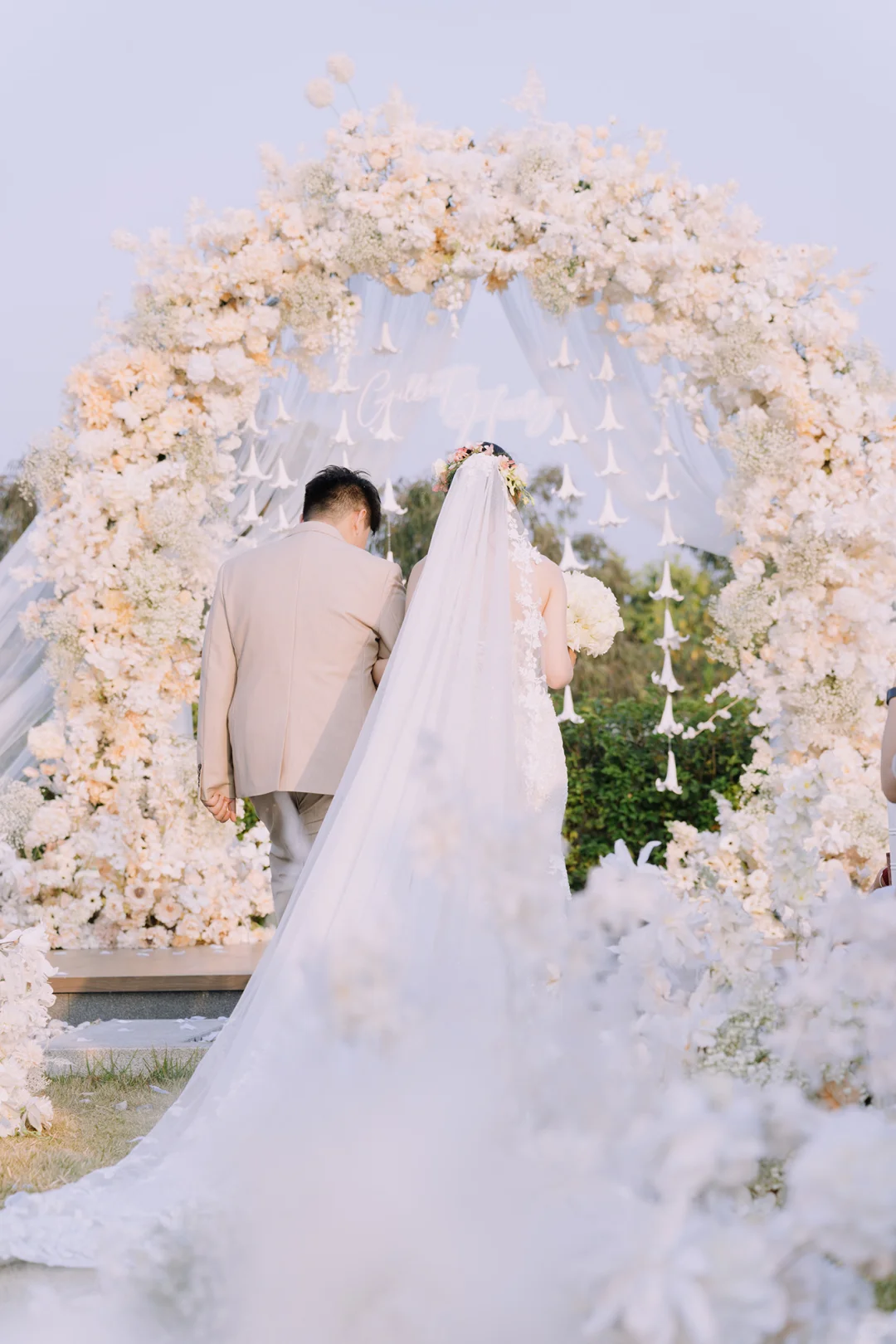 广州户外草坪婚礼 从校服到婚纱