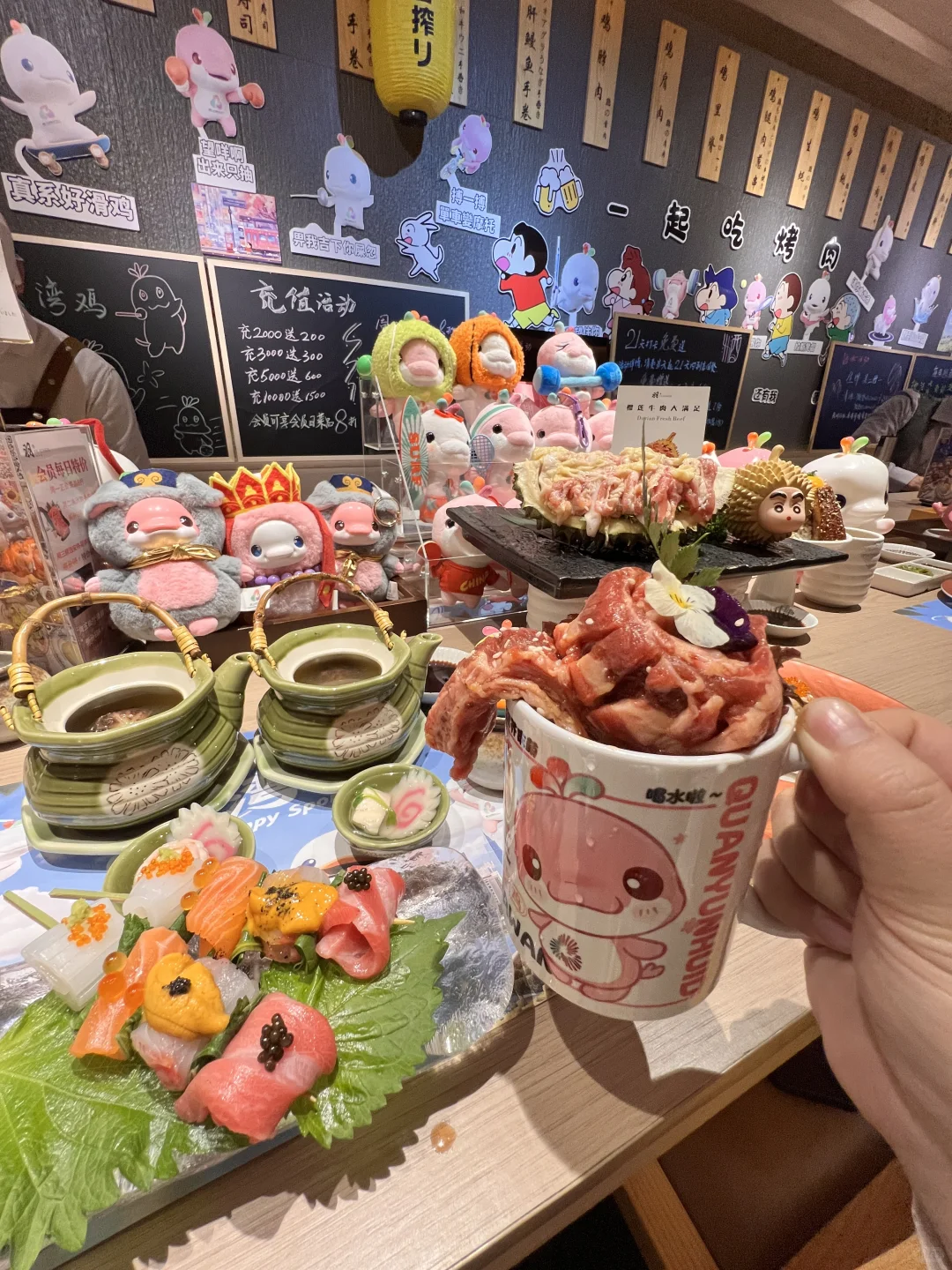 🐔大湾鸡空降东莞日料店！周边拿到手软