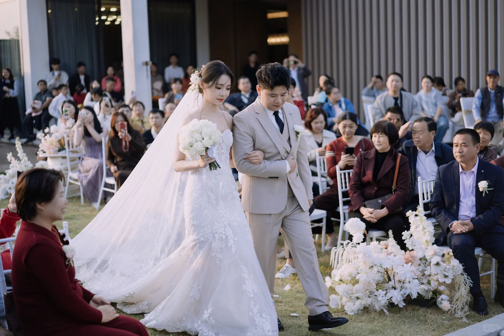 广州户外草坪婚礼 从校服到婚纱