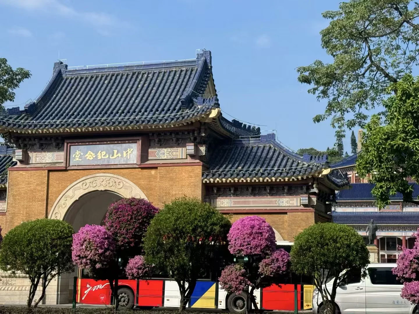 建议年轻人可以去广州