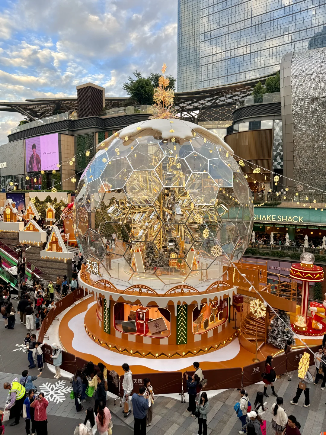 广州天环圣诞水晶球🔮亮灯啦 这里有一亿人
