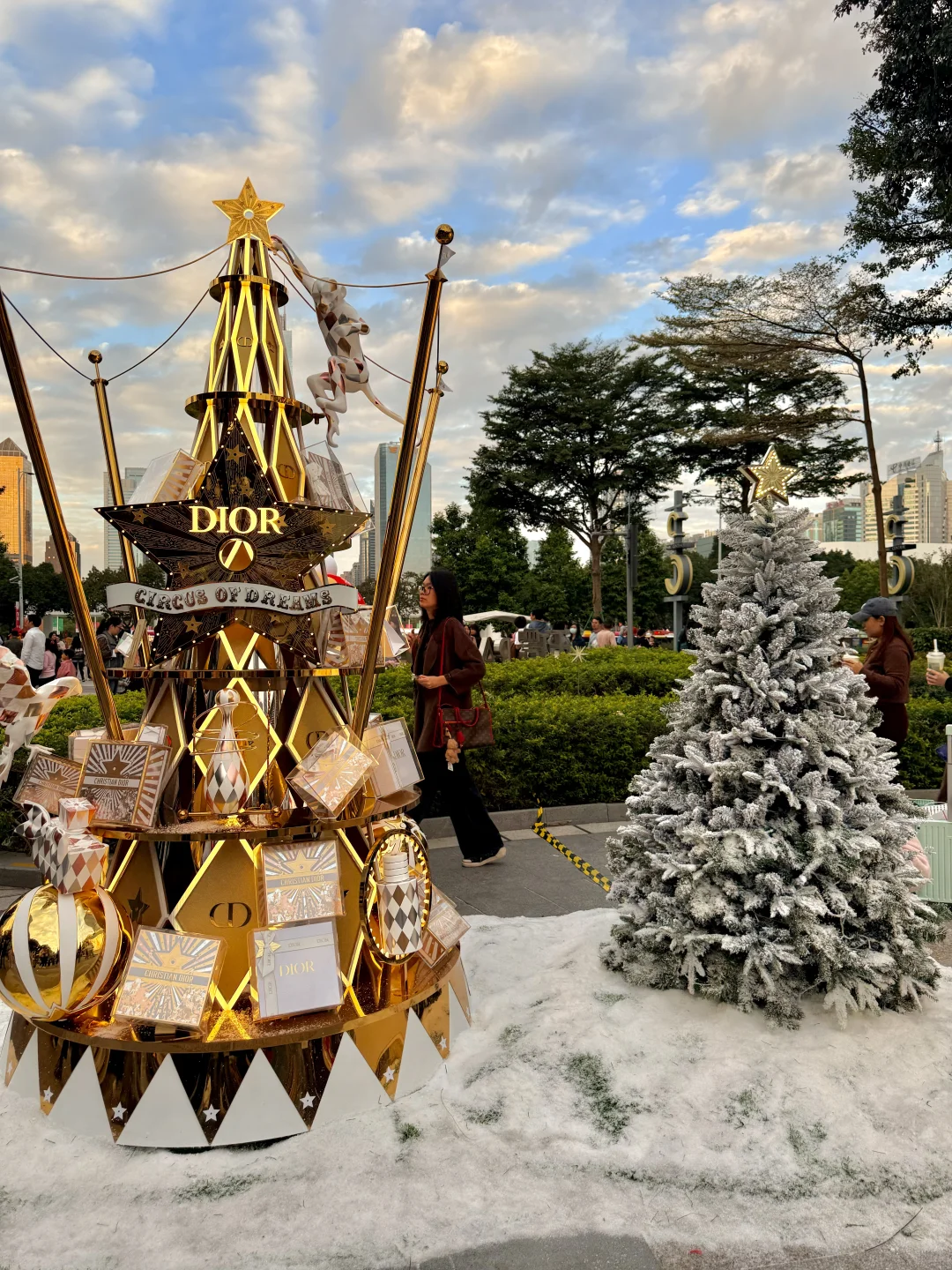 广州天环圣诞水晶球🔮亮灯啦 这里有一亿人