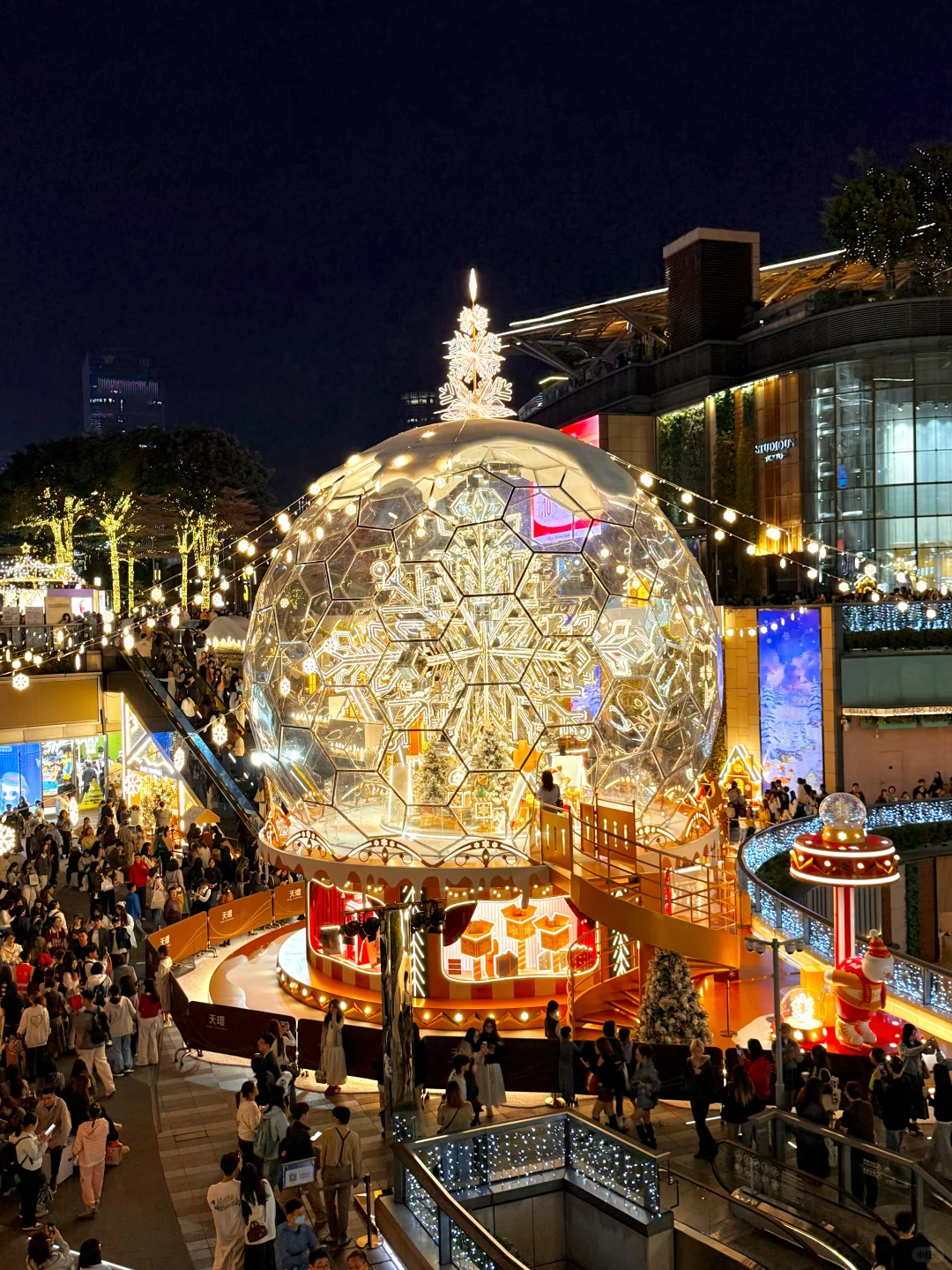 广州天环圣诞水晶球🔮亮灯啦 这里有一亿人