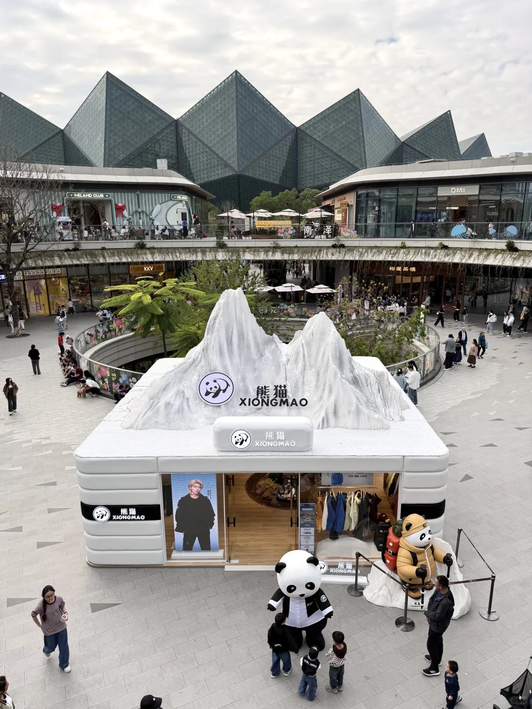 深圳大运天地！可可爱爱的熊猫好Q