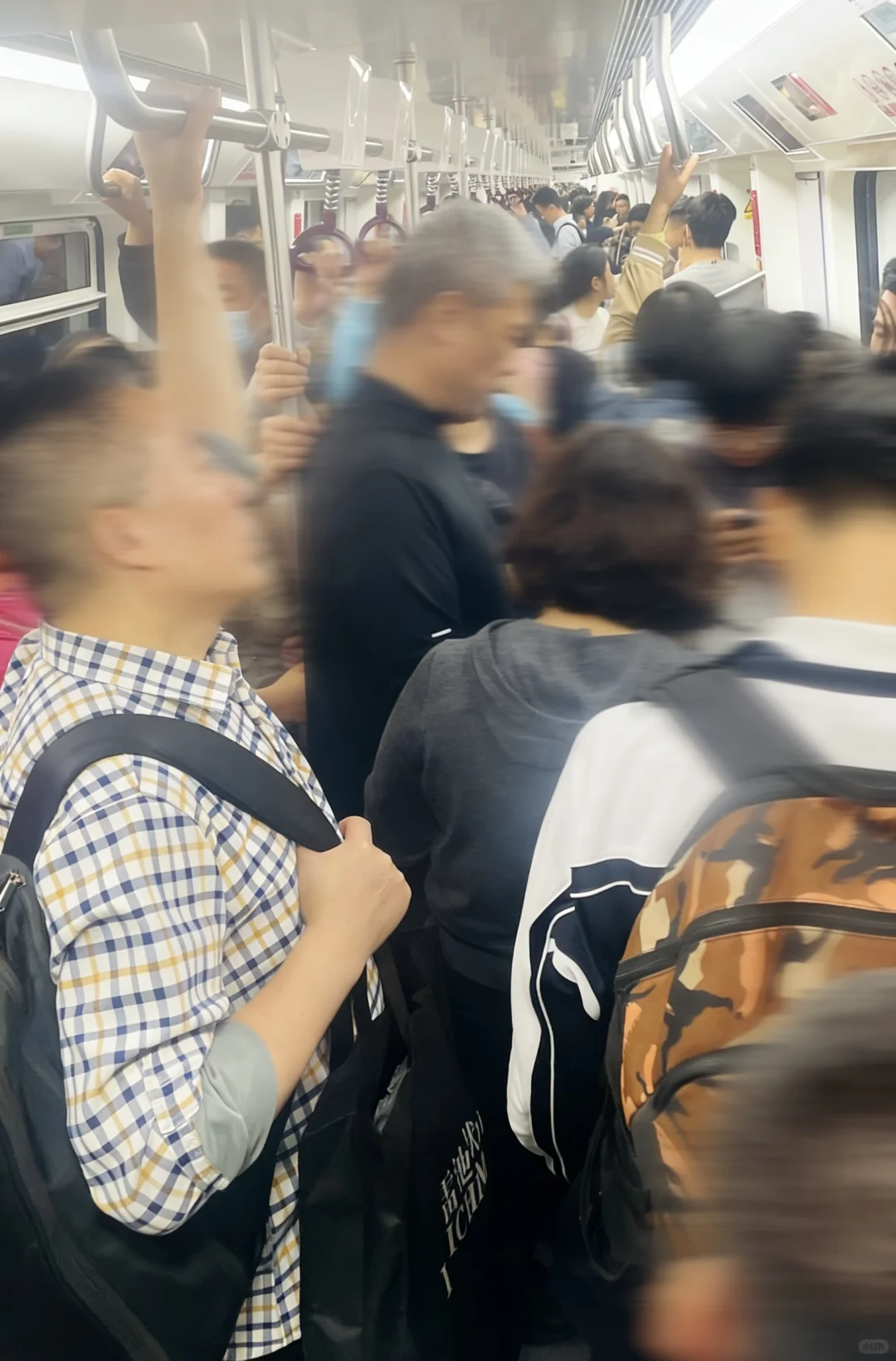 深圳的人都去哪了，地铁空了！