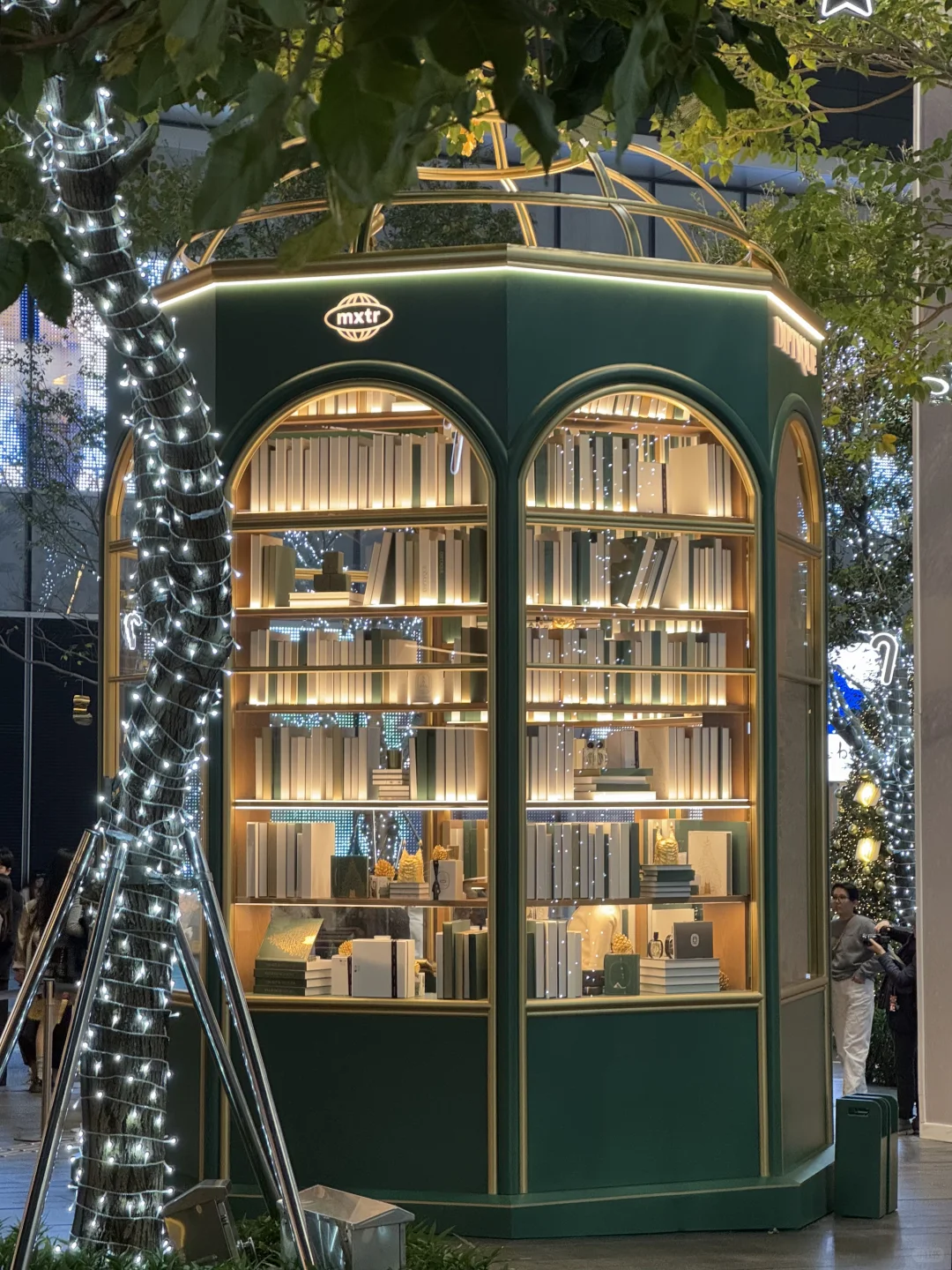 🎄你看，深圳万象天地今年的圣诞布景…