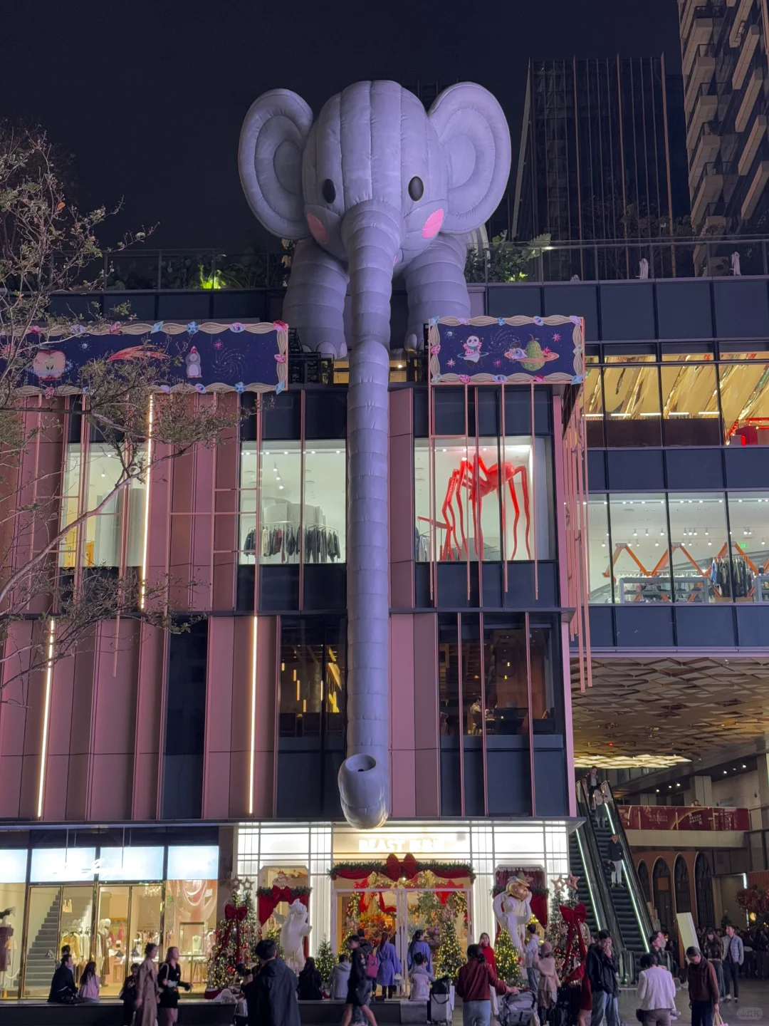 🎄你看，深圳万象天地今年的圣诞布景…