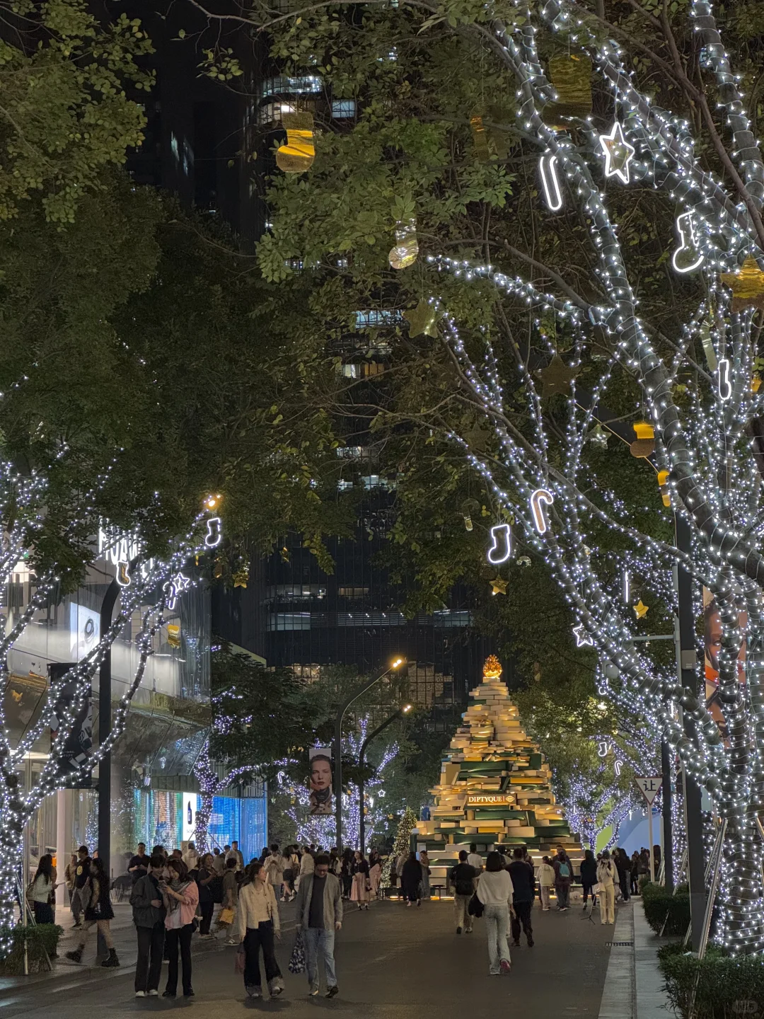 🎄你看，深圳万象天地今年的圣诞布景…