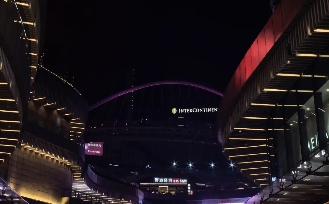 🎄 冲！东莞国贸圣诞树亮灯了，