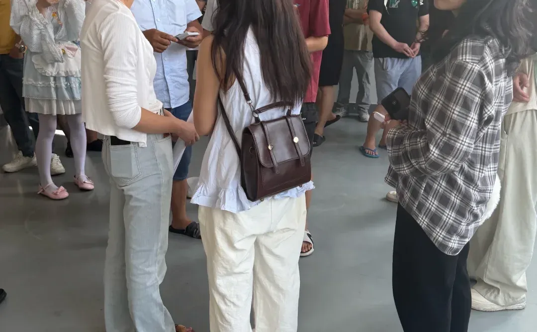 家人们 直接在厂门口面试！！