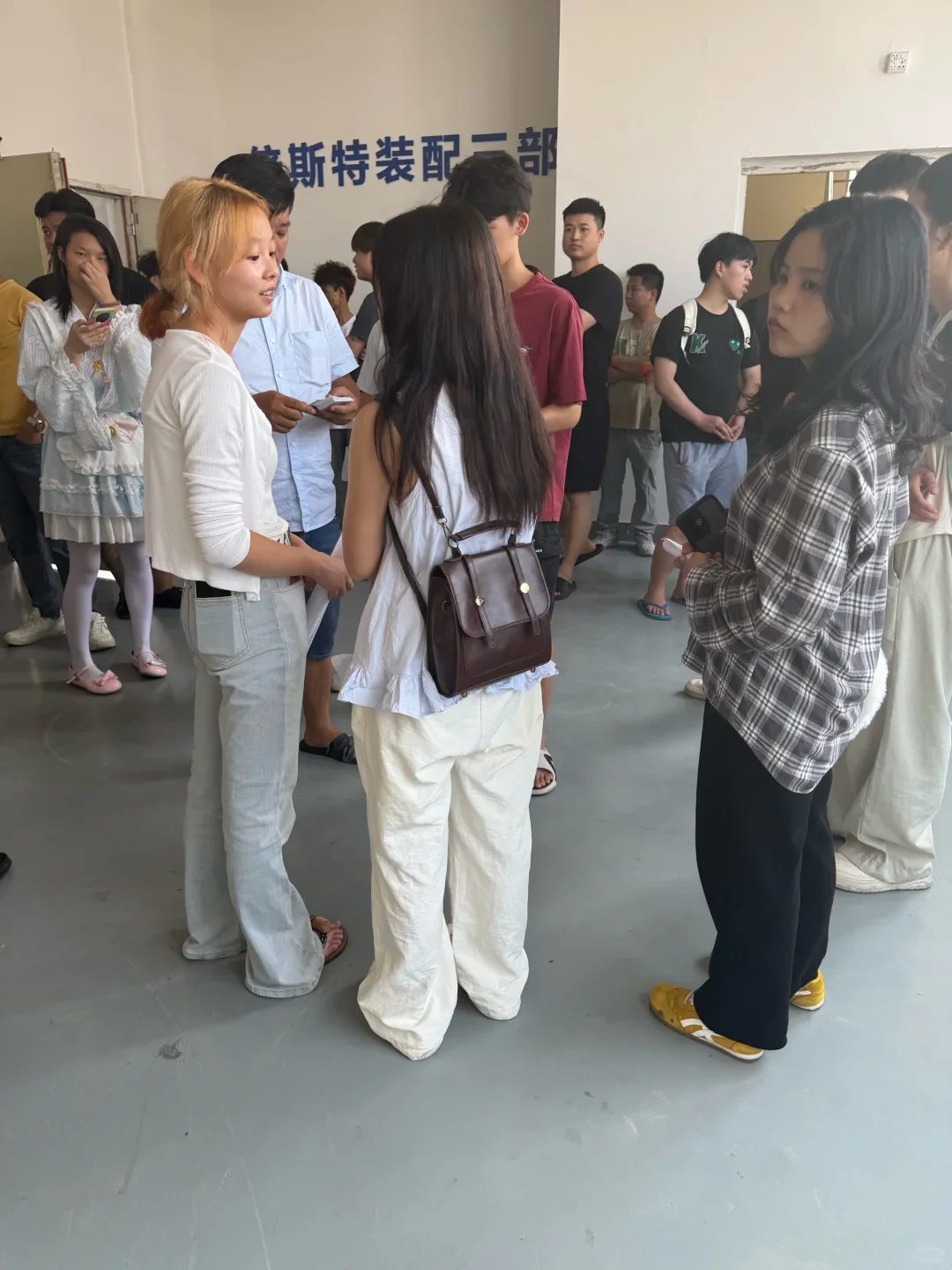 家人们 直接在厂门口面试！！