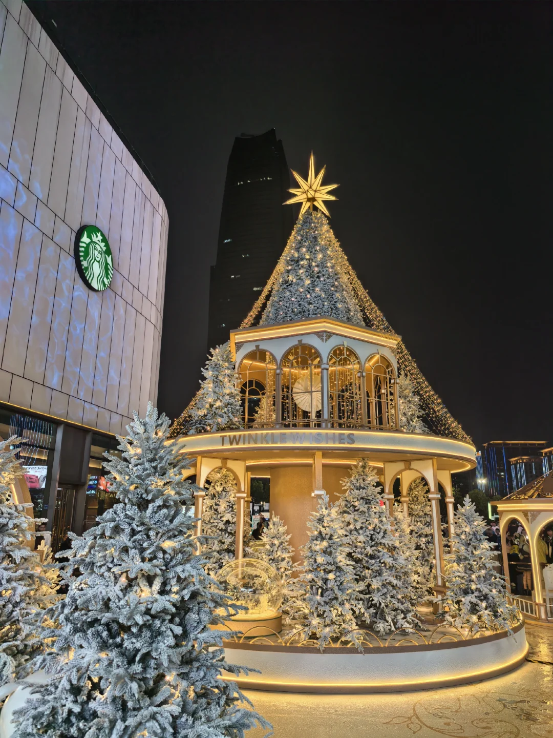 🎄 冲！东莞国贸圣诞树亮灯了，