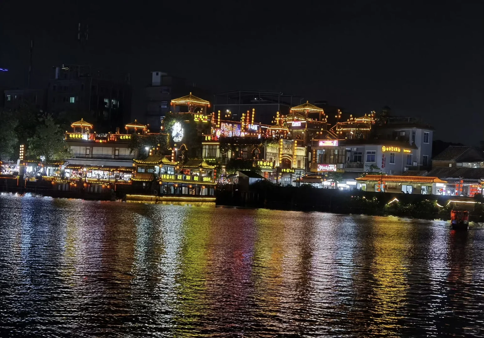 不用飞重庆！东莞西溪古村同款洪崖洞夜景🌇