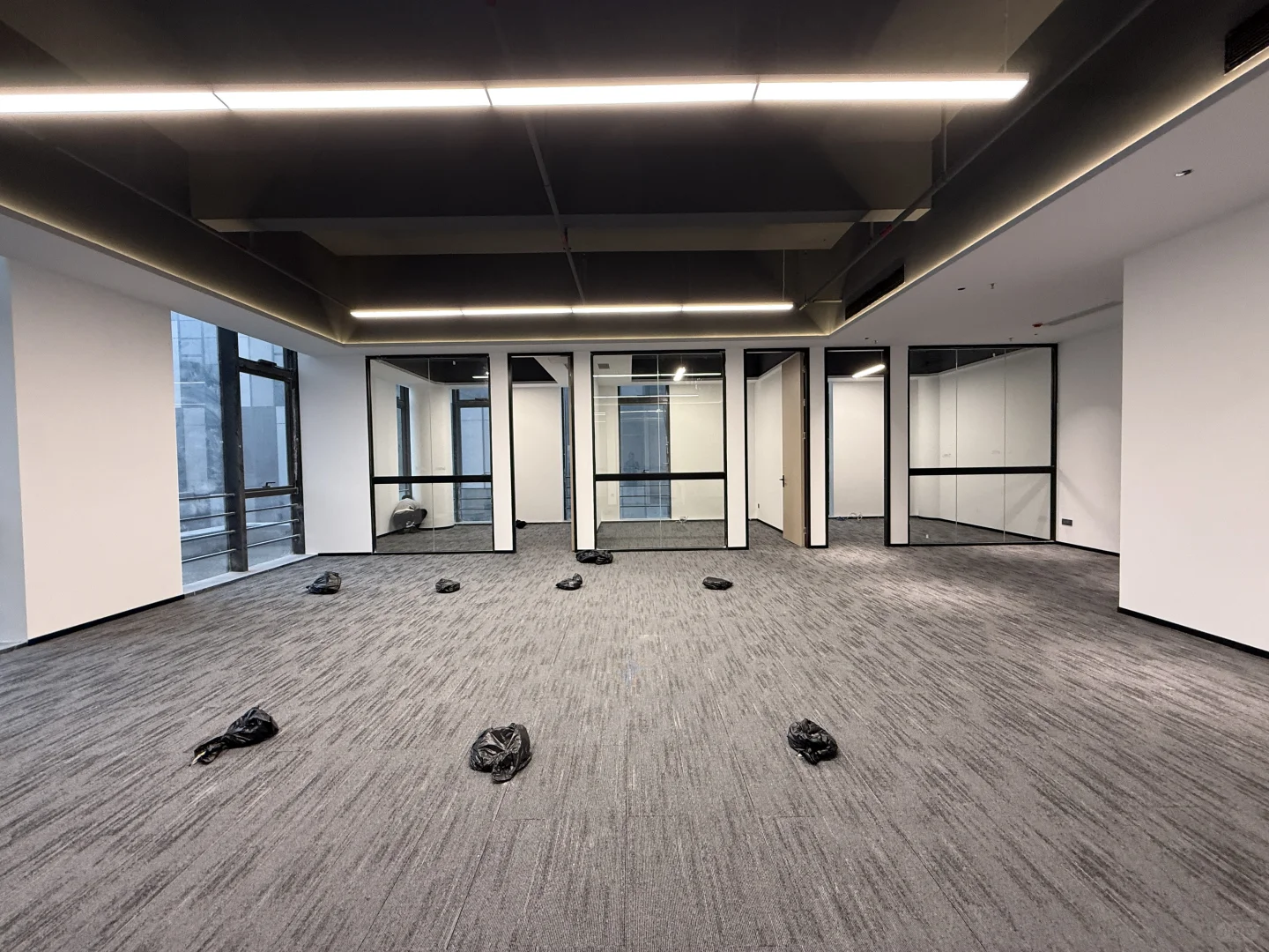 深圳宝安会展湾云岸｜地铁口精装办公室直租