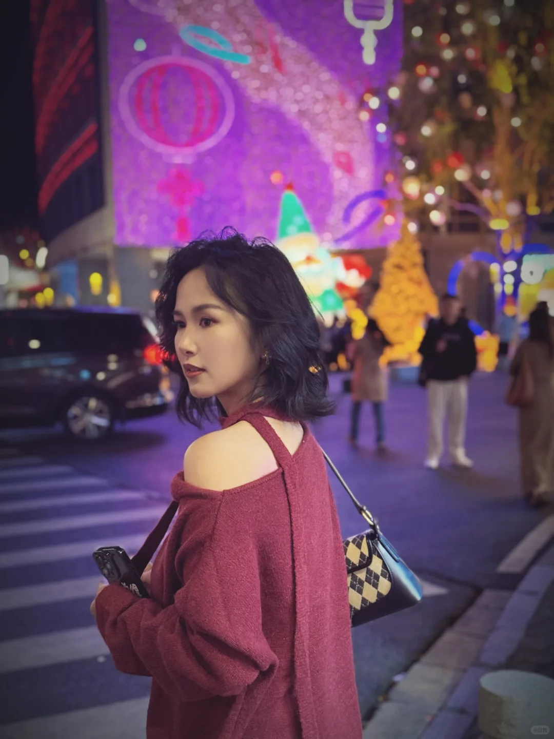 站在四海城夜晚的街角✨